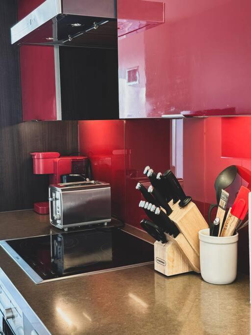 Elegant Suites - City Views, Lake View, Free Parking トロント エクステリア 写真