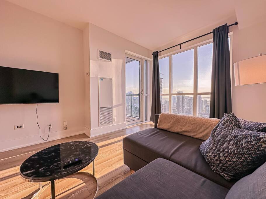 Elegant Suites - City Views, Lake View, Free Parking トロント エクステリア 写真