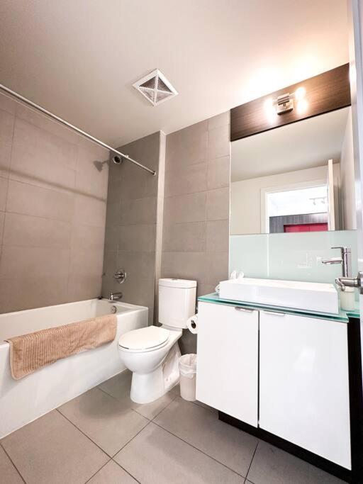 Elegant Suites - City Views, Lake View, Free Parking トロント エクステリア 写真