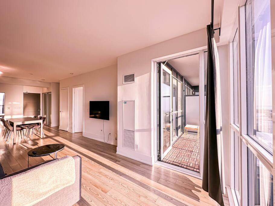 Elegant Suites - City Views, Lake View, Free Parking トロント エクステリア 写真